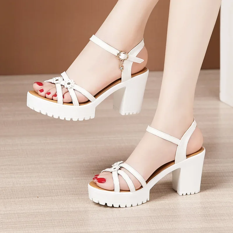 8cmの小サイズ（32-43）エレガントな花柄ソフトレザーシ - Casual Sandal Leather のレビューと価格